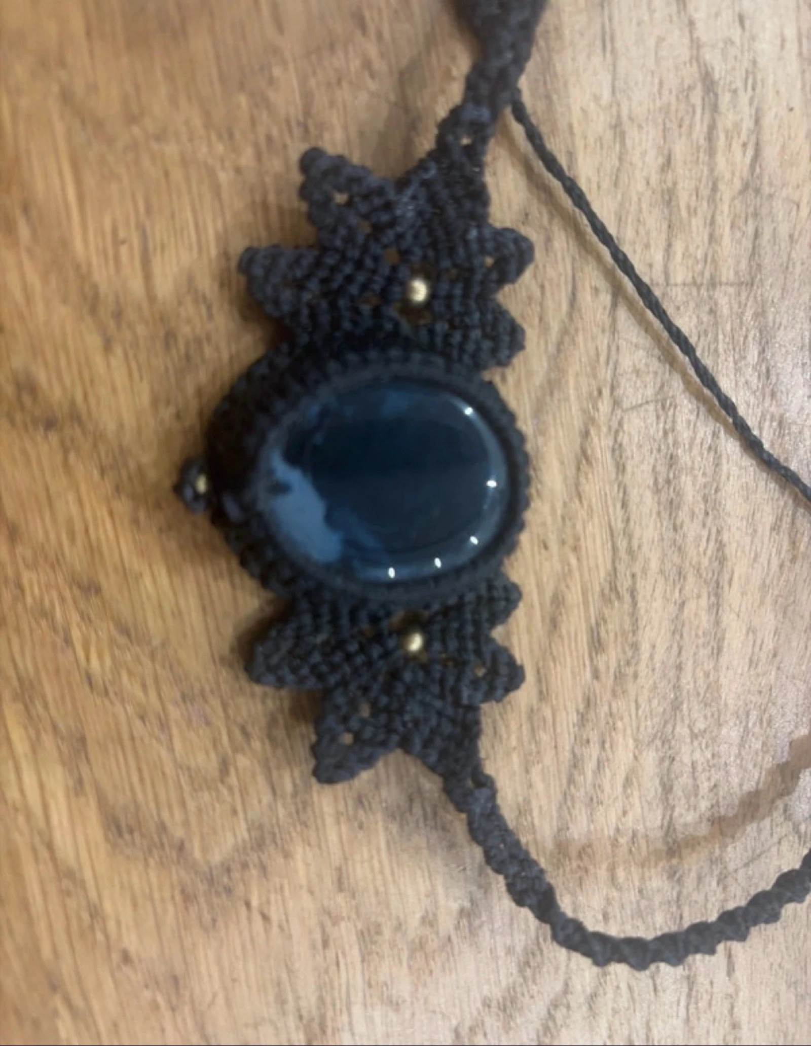 Collar artesanal de macramé con ágata geoda natural – photo 2